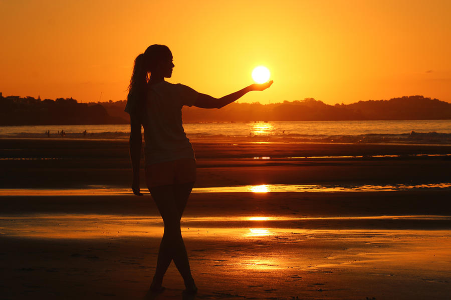 woman-holding-the-sun-at-dawn-lucidsurf